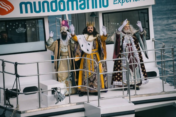 Los Reyes Magos desembarcan en el Puerto y comienzan a repartir ilusión a los más pequeños