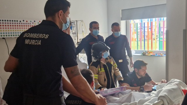 Los bomberos de Murcia cumplen con la tradición y visitan a los niños ingresados en la Arrixaca