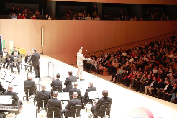 Más de 1.000 niños llenan de magia el Auditorio de Castelló en el concierto 'El maravilloso mundo del circo'