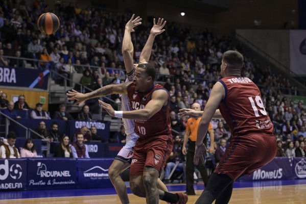 El UCAM CB sella en Santiago el billete para la Copa al lograr su décimo triunfo liguero