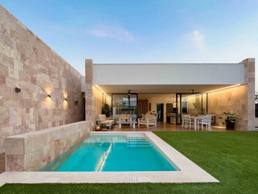 La casa de Molina que se fundió con la piedra para convertirse en una fortaleza de elegancia y confort