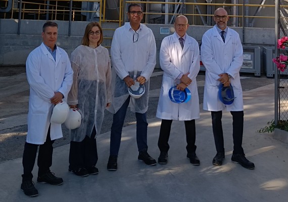 La UMU analiza la cátedra OLON de Química Sostenible en la fábrica de Derivados Químicos