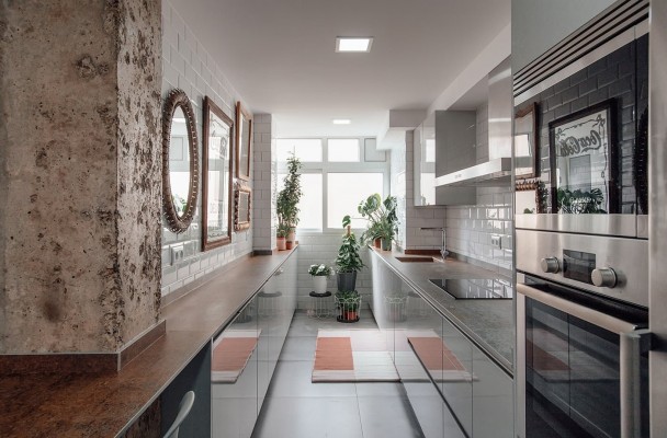 La casa urbana, con toques industriales y vintage, que nació de la fusión de dos pisos antiguos en Cartagena