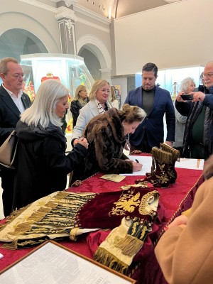 Donan a la Fundación Santo Domingo de Lorca un traje militar de niño que desfiló en el cortejo del Paso Blanco en 1891
