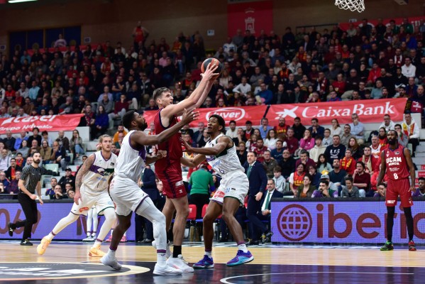 El UCAM CB, errático y desgastado, cae ante un Unicaja arrollador como bloque