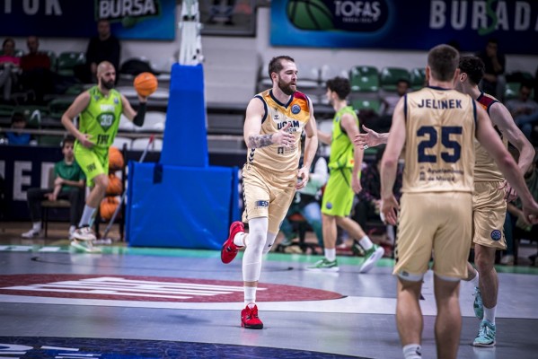 El UCAM CB, liderado por Sleva y Caupain, accede al top 16 europeo al ganar con solvencia en Turquía