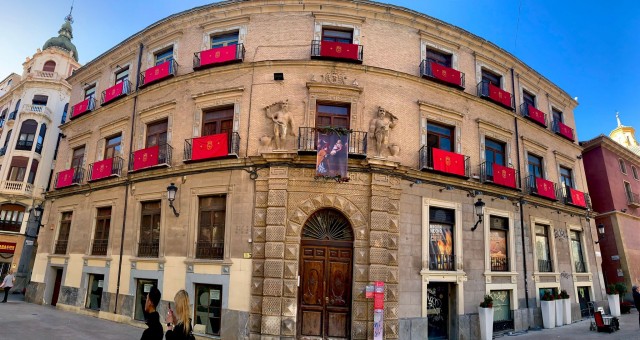 Las fachadas del casco histórico de Murcia se adornan con escenas de Velázquez, El Greco y Murillo