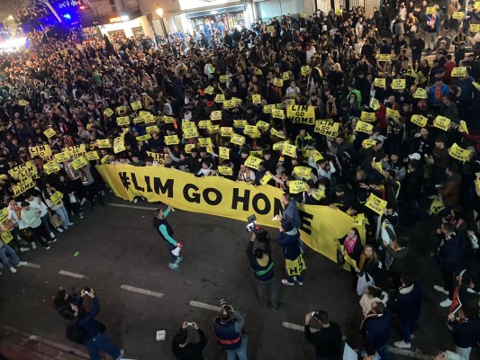 Miles de valencianistas critican la gestión de Lim frente a Mestalla: “Nos está matando”
