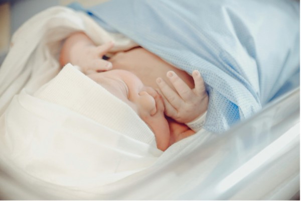 Atención neonatal en bebés prematuros: cuidados en la UCI, implicación familiar y lactancia materna