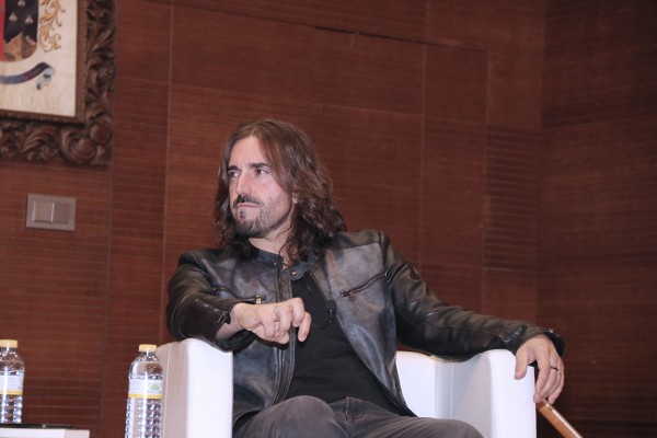 Andrés Suárez y Antonio Botías deleitan al público en la segunda edición del festival Iluro