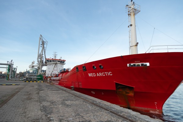 Llega a Cartagena el primer barco con aceite reciclado para la planta de combustible renovable de Repsol