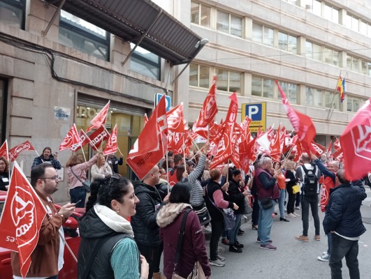 Los trabajadores de la limpieza se manifiestan ante la Croem por el bloqueo de su convenio