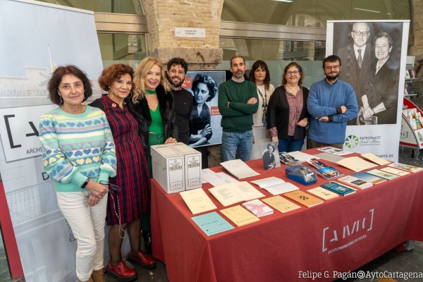 La familia de la poetisa Josefina López Soria realiza una nueva donación al Archivo Municipal de Cartagena