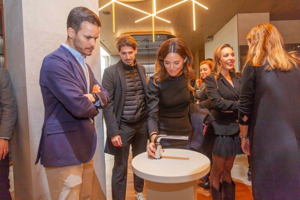 La grifería Swan de Noken, protagonista del afterwork de la tienda Porcelanosa de València
