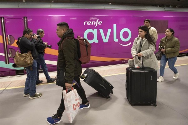 Murcia estrena la alta velocidad 'low cost' con Madrid: llega el primer tren Avlo a la estación de El Carmen