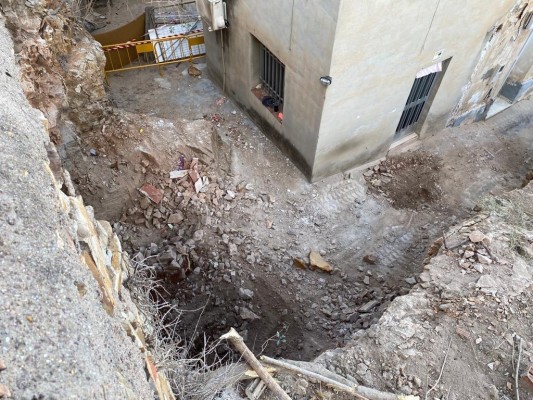 Reparan el muro de la calle Santa Teresa de Cabezo de Torres para evitar posibles desprendimientos

