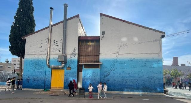 Este cole es un museo: Sam3, el Bansky murciano, crea el primer mural animado en el Federico de Arce de Murcia 