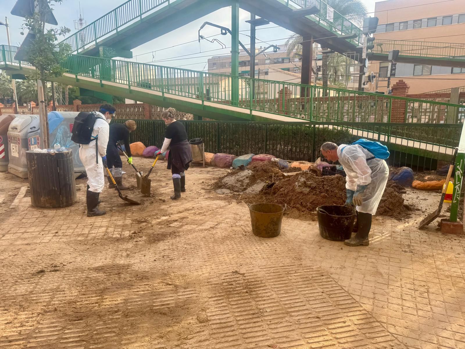Un nuevo grupo de voluntarios de Castelló actúa en labores de limpieza en Alfafar