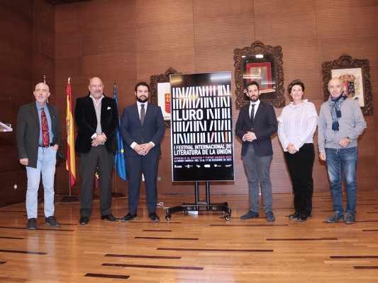 La Unión rinde homenaje a la figura de Asensio Sáez en el primer Festival Internacional de Literatura 'Iluro'