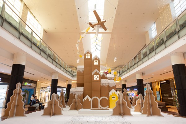 Crean con cartón un pueblo nevado de siete metros de altura en Murcia: arquitectura efímera para esta Navidad