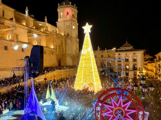 Los lorquinos abarrotan el casco histórico para disfrutar del encendido de las luces de Navidad
