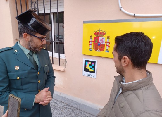Navilens llega a la Guardia Civil: instala su primer código en el Puesto Principal de Águilas