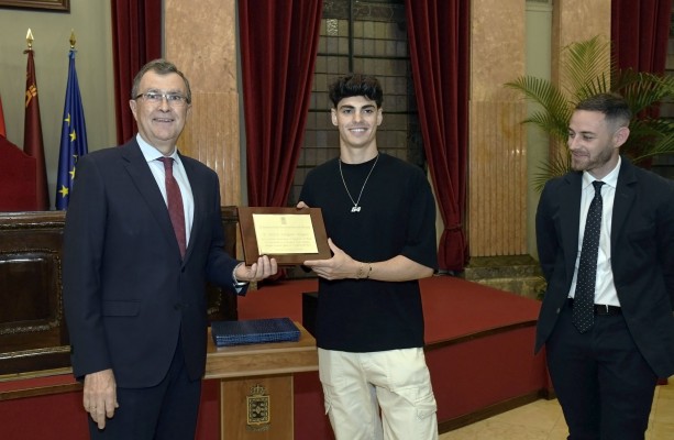 Fermín Aldeguer es recibido por el alcalde, que dice de él que es 