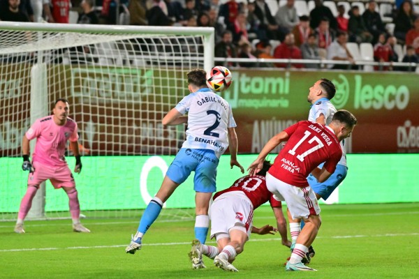 El Real Murcia es humillado por el Málaga ante 22.916 aficionados en el Enrique Roca 