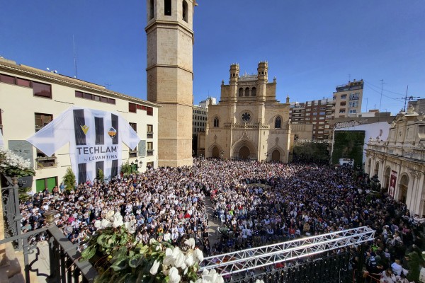 Más de 5.000 personas llenan la plaza Mayor para ver en directo el partido entre Ibiza y Castellón