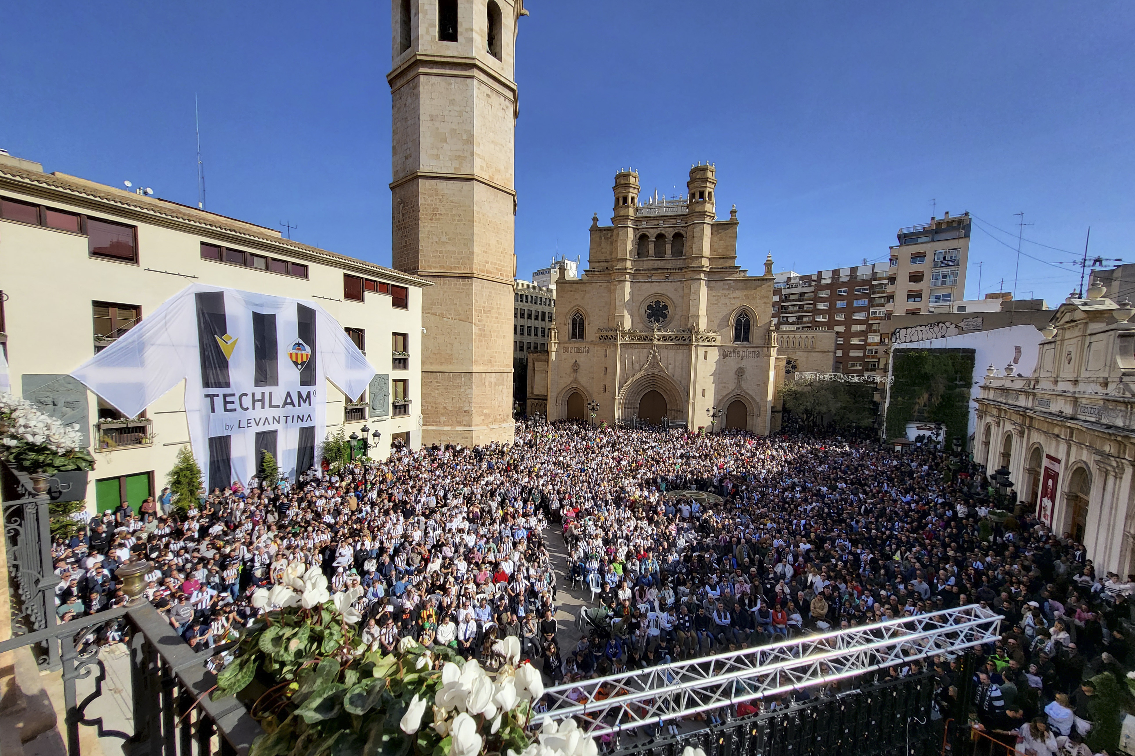 Más de 5.000 personas llenan la plaza Mayor para ver en directo el partido entre Ibiza y Castellón
