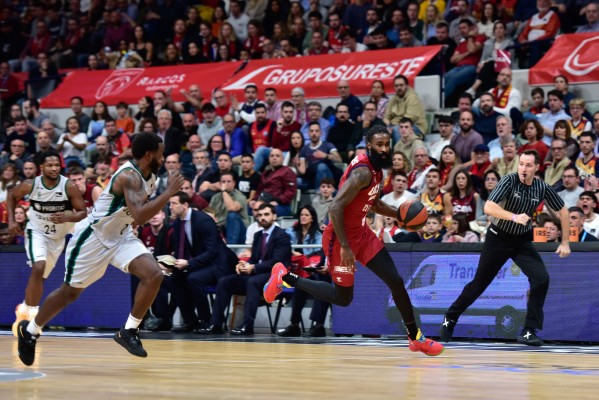 Un gran UCAM CB abusa del Joventut en un Palacio que sigue siendo un fortín