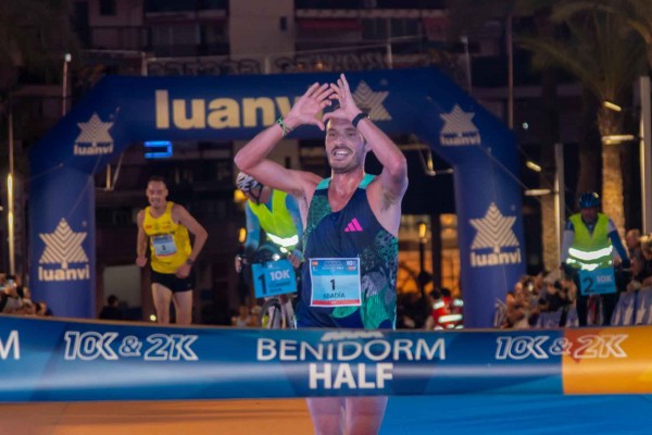 Cristian Martínez y María José de Toro ganan la Media Maratón de Benidorm
