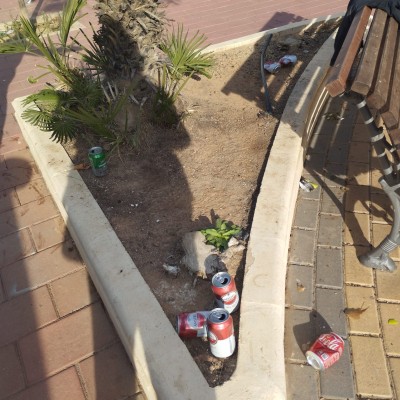 La suciedad en las calles de Los Nietos indigna a los vecinos: 