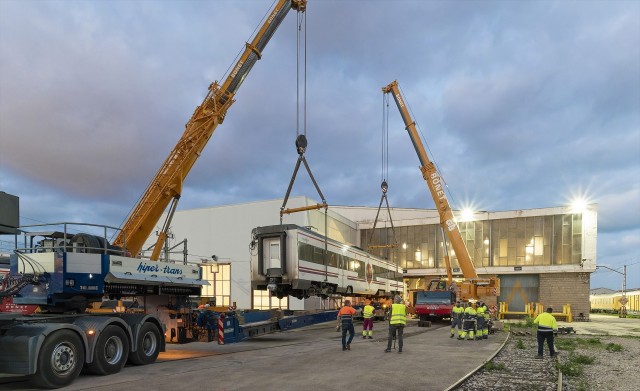 Renfe refuerza la línea C1 entre Silla y Gandia con unidades que transporta por carretera