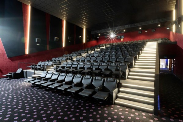 La sala de cine premium más grande de España está en Murcia: butacas reclinables y tecnología inmersiva