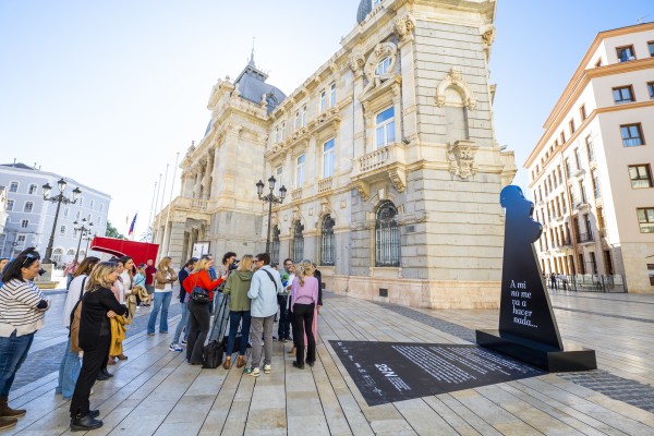Estudio Paparajote diseña la silueta negra que clama contra la violencia de género en el centro de Cartagena