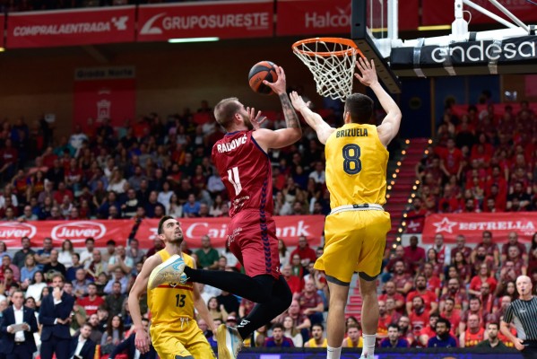 Un UCAM CB irresistible en casa somete al Barça con un parcial final de 14-1 que desata la locura