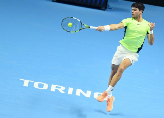 Alcaraz cae ante un arrollador Djokovic y deberá esperar para ser gran maestro