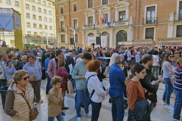 La primera jornada de TastArròs llena la plaza de las Aulas de Castelló