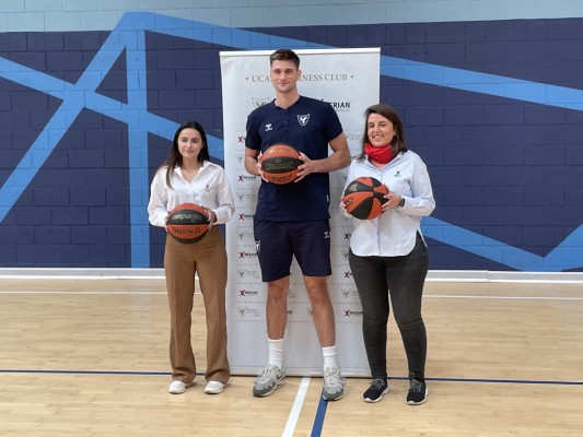 Sleva, del UCAM, ve ante el Barça 