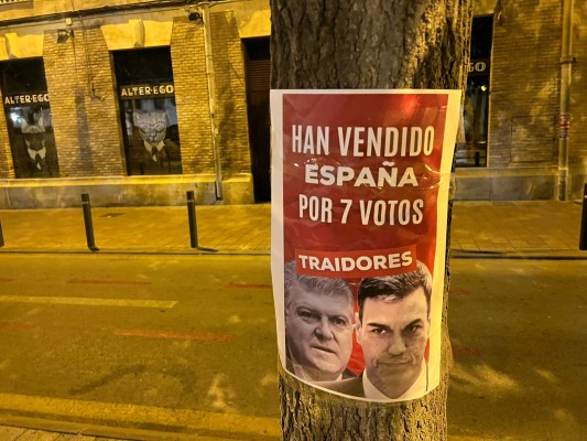 El centro de Murcia amanece con carteles contra el PSOE 