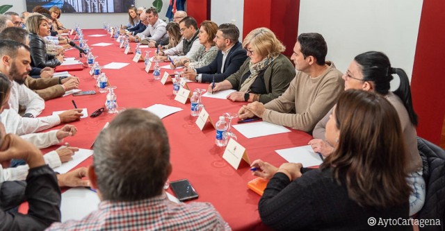Accem explica a vecinos del entorno del hospital Naval de Cartagena en qué consiste su trabajo junto a los inmigrantes que llegan este viernes