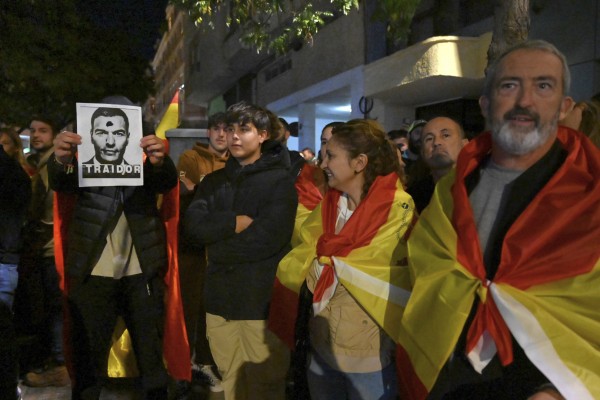 La primera protesta contra la amnistía en Castelló reúne a más de 500 personas ante la sede del PSPV