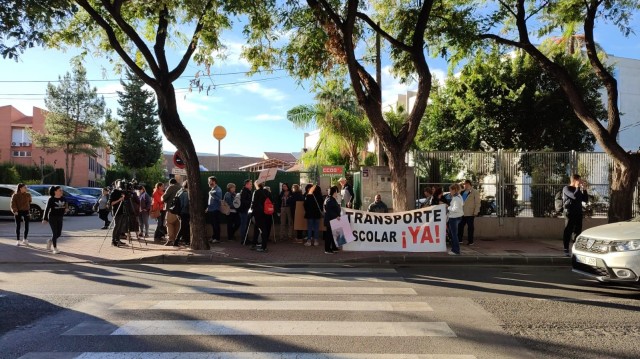 Decenas de padres del colegio Cristo de la Misericordia de Murcia claman ante la falta de autobuses