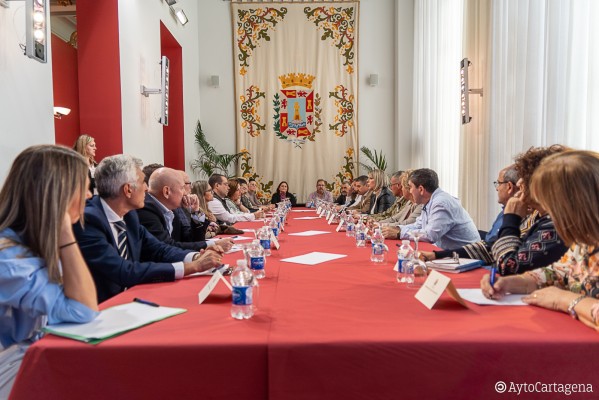 Los vecinos del entorno del Hospital Naval muestran sus dudas y su oposición al CETI