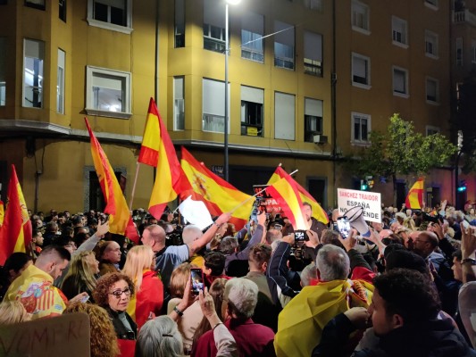 Cientos de personas, aupadas por Vox, abarrotan la sede del PSOE en Murcia y claman contra Sánchez