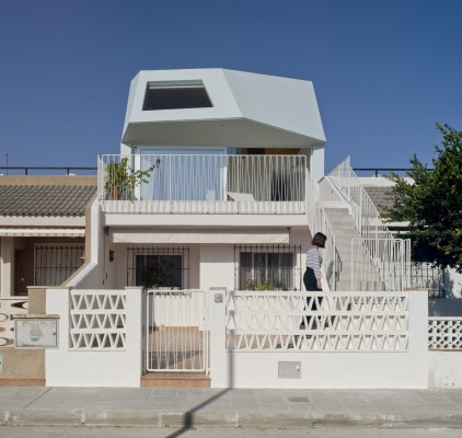 La casa de playa en Torre de la Horadada que quiso ser diferente y se coronó con un trozo de cielo