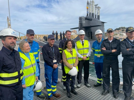 La ministra Robles felicita a la Armada y Navantia por un S-80 