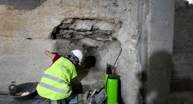 Hallan una zona funeraria con 50 tumbas del siglo X y XI junto a la Muralla de Santa Eulalia 