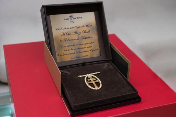 López Miras obsequia a la Princesa Leonor con un broche de oro de la Vera Cruz de Caravaca